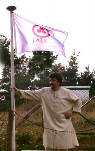 Leo y la Bandera de la Paz en La Colina de Laurel